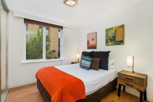 Retro Styled 3 Bedroom Apartment With Tree Views