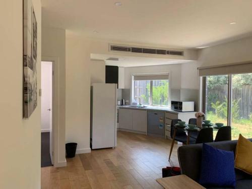 Cozy Ensuite Master Bedroom In Bentleigh East