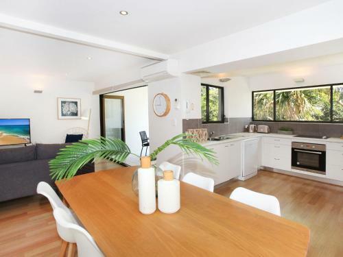 Windmill 4 - Two Bedroom Beachside Apartment On Parkyn Parade!