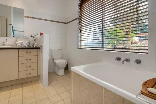 Stylish & Relaxed Lake Home // Narrabeen