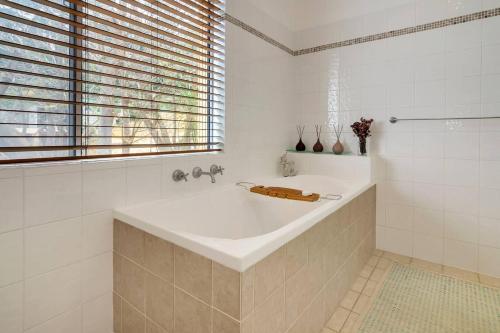Stylish & Relaxed Lake Home // Narrabeen