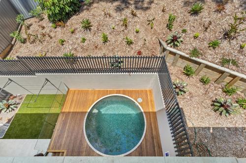 Luxe Home, Lift, Pool, Right In Town