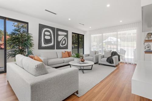 Luxe Home, Lift, Pool, Right In Town