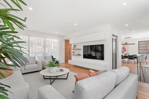 Luxe Home, Lift, Pool, Right In Town