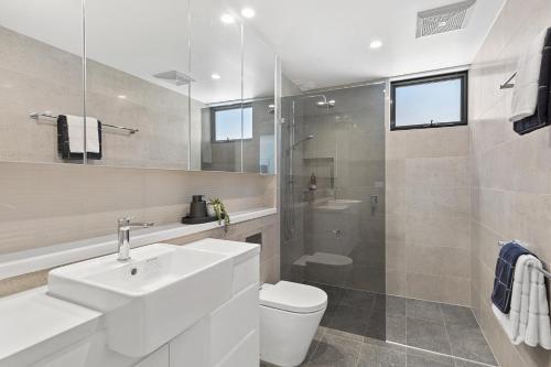 Luxe Home, Lift, Pool, Right In Town