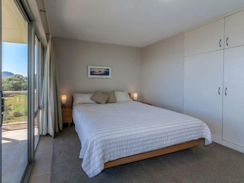 Shoal Haven 4 28 Voyager Cl Waterfront Unit With Views