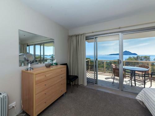 Shoal Haven 4 28 Voyager Cl Waterfront Unit With Views