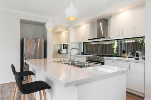 Apartamento Spacious 4-bed House With Parking And Backyard
