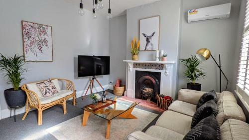 Myrtle Cottage - Central - Trendy