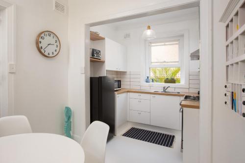 Renovated Art Deco Apartment Steps From Beach