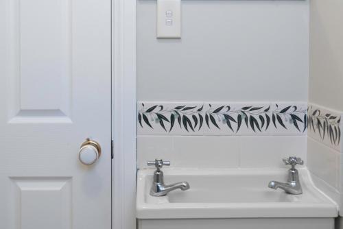 Relaxed Coastal Getaway // Moments To Waterfront