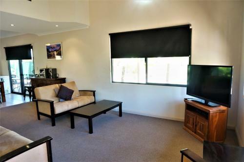 Ningaloo Breeze Villa 9 - 3 Bedroom Fully Self-contained Holiday Accommodation