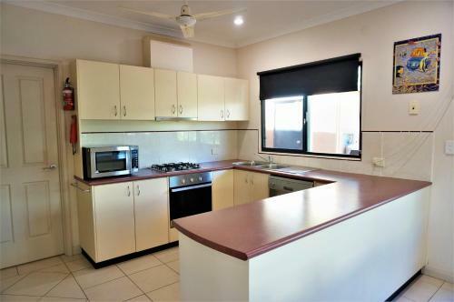 Ningaloo Breeze Villa 9 - 3 Bedroom Fully Self-contained Holiday Accommodation