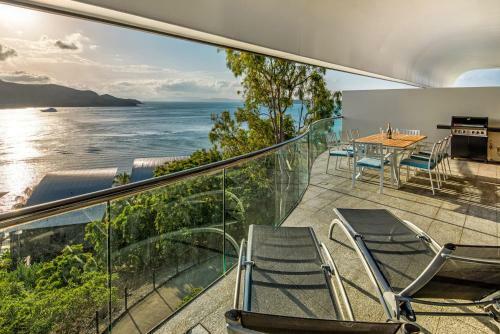 Waves 5 Luxury 3 Bedroom Breathtaking Ocean Views Central Location