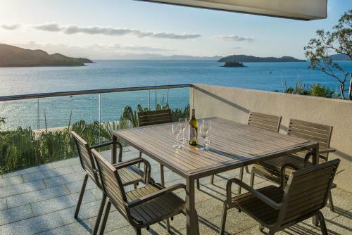 Waves 3 Luxury 3 Bedroom Endless Ocean Views Central Location + Buggy