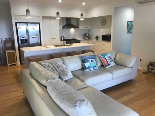 15 Esprit Drive - Rainbow Shores, Gorgeous, Modern Beach House