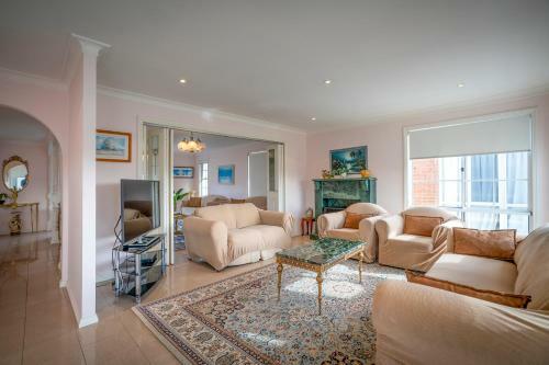 Large 4- Bedroom Home//moments From The Beach