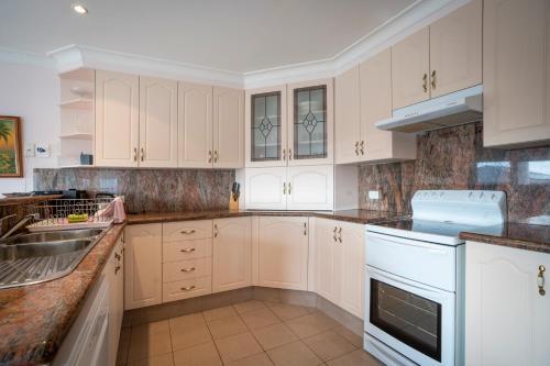 Large 4- Bedroom Home//moments From The Beach