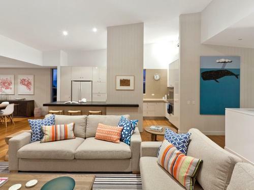 Spacious With Surf Views, Sunshine Beach