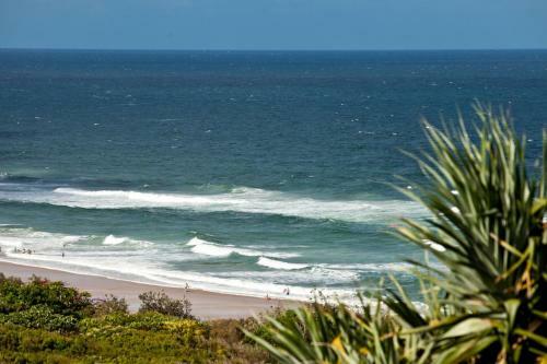 Spacious With Surf Views, Sunshine Beach