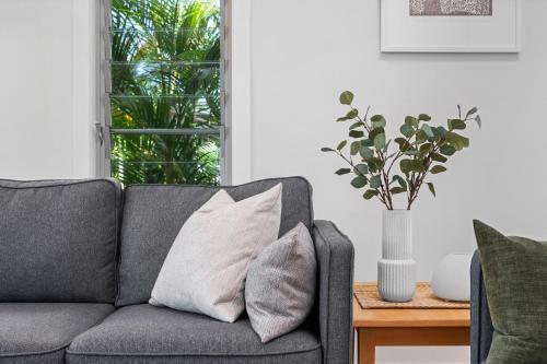 4 Bedroom Coastal House// Moments From Beach