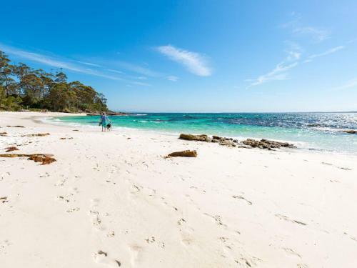 Bimbadgen At Hyams Beach 4pm Check Out Sundays