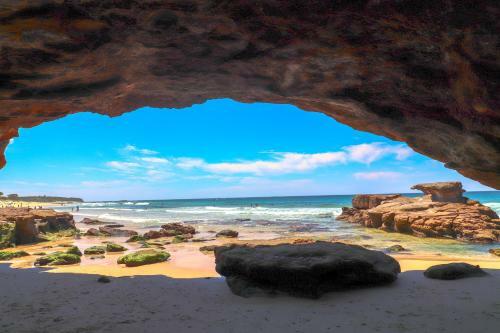 Ocean Breeze At Caves With Studio