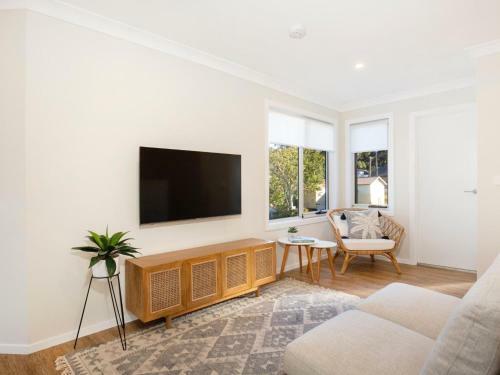 Tranquility Absolute Waterfront - Pet Friendly - 10 Mins To Hyams Beach