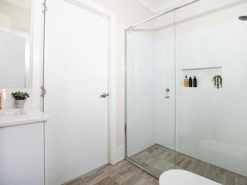 Tranquility Absolute Waterfront - Pet Friendly - 10 Mins To Hyams Beach