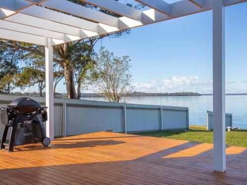 Tranquility Absolute Waterfront - Pet Friendly - 10 Mins To Hyams Beach
