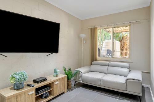 Quiet 4-bedroom House // Private Pool & Fireplace