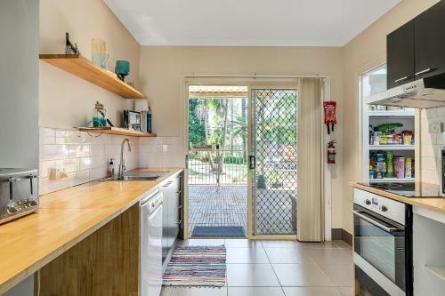 Quiet 4-bedroom House // Private Pool & Fireplace