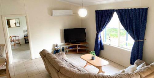Unwind @ Goolwa Beach House - Pet Friendly