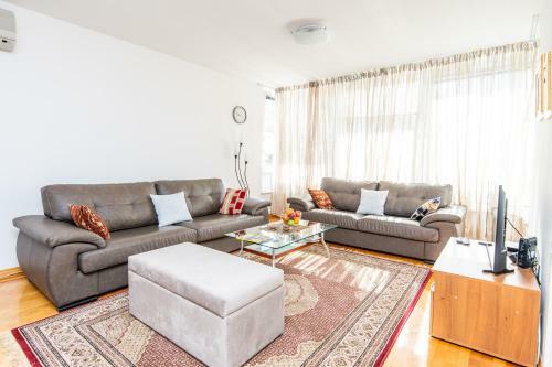 Modern 2bdr Apartment In The Center- Free Parking