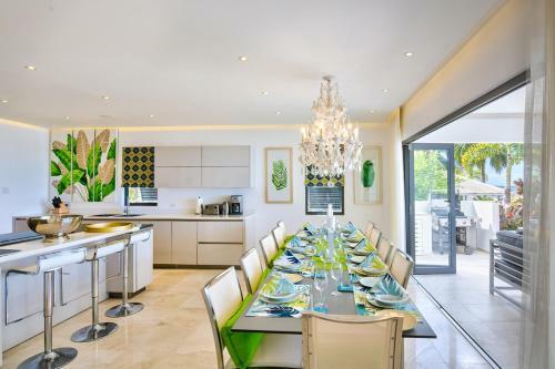 Fitts Villa Sleeps 10 With Pool And Air Con