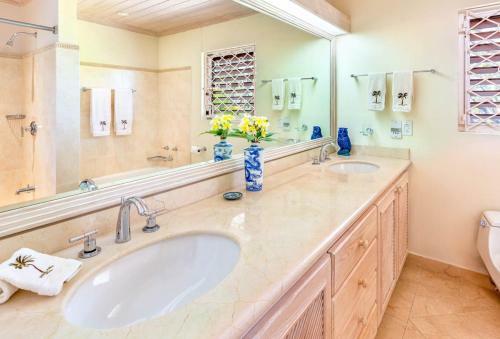 Villa In Holders Sleeps 8 With Pool And Air Con