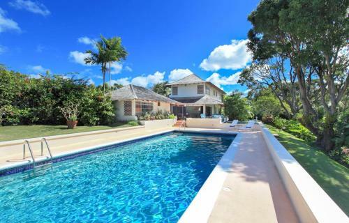 Villa In Holders Sleeps 8 With Pool And Air Con