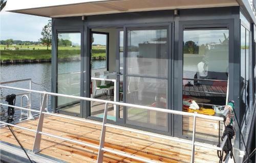 Houseboat Escapade