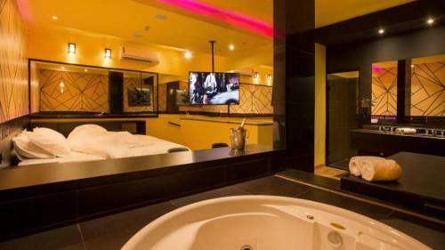 Hotel Tout Motel (Adults Only)