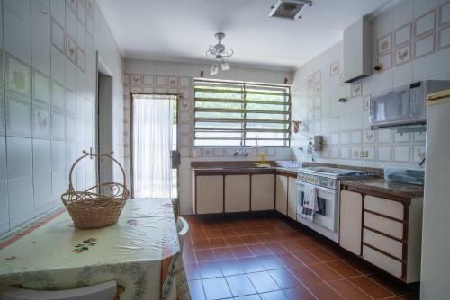 Casa Grande E Iluminada Com Piscina No Guaruj�