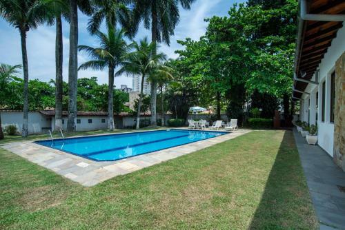 Casa Grande E Iluminada Com Piscina No Guaruj�