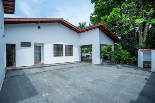 Casa Grande E Iluminada Com Piscina No Guaruj�
