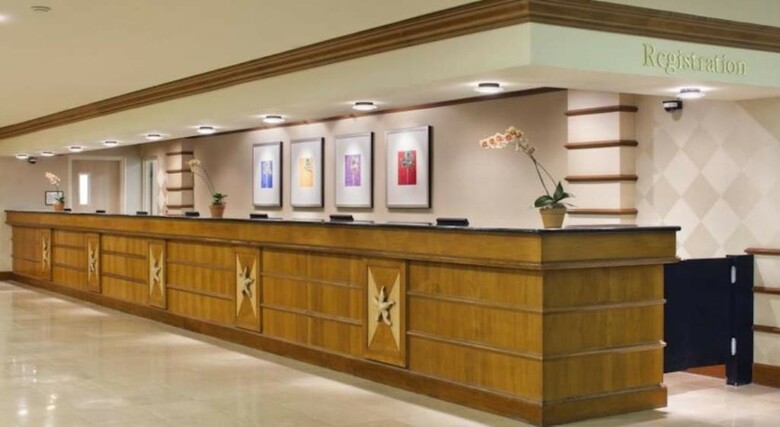 Hotel Doubletree By Hilton At The Entrance To Universal Orlando