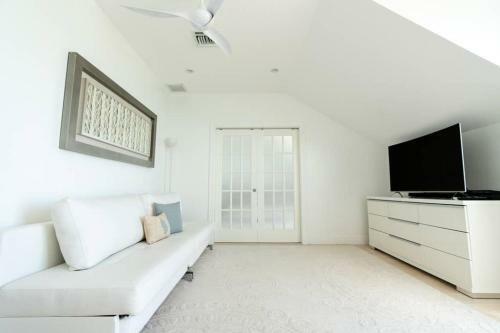 White House - Exclusive Luxury Beachfront Villa - Private White Sand Beach