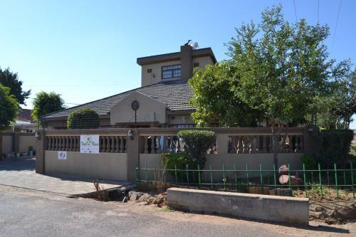 Triple Palms Bed And Breakfast