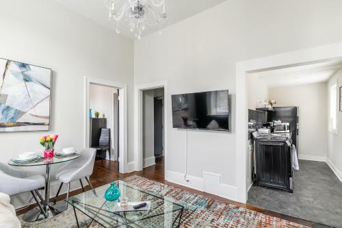Upscale 1br - Boutique Apartment - Prime Location Downtown!