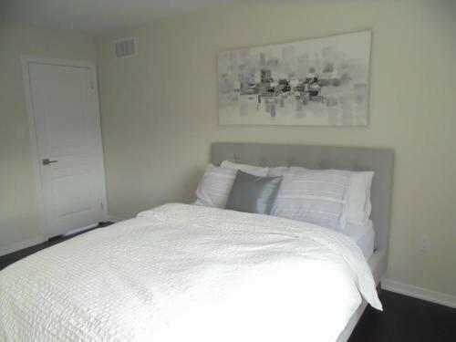 Luxury White House In Oakville Free Ev Charging