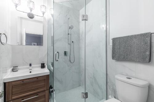 Newly Renovated - Modern 3br Apartment - Trinity Bellwoods!