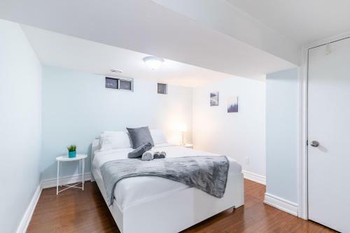 Newly Renovated - Modern 2br Apartment - Trinity Bellwoods!