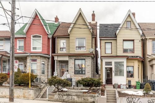 Newly Renovated - Modern 2br Apartment - Trinity Bellwoods!